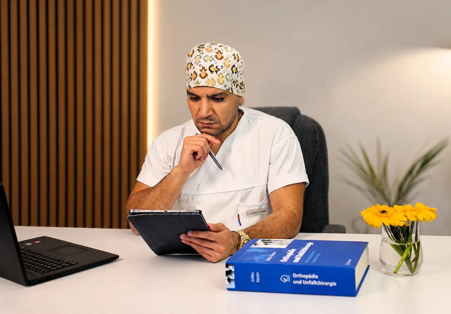 OA Dr. Ahmed Abdelkarim bei der medizinischen Vorbereitung